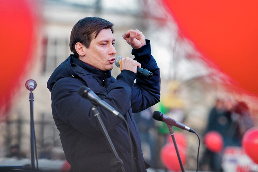 Дмитрий Гудков&nbsp;​на митинге против отмены выборов мэра Екатеринбурга. 2 апреля 2018 года