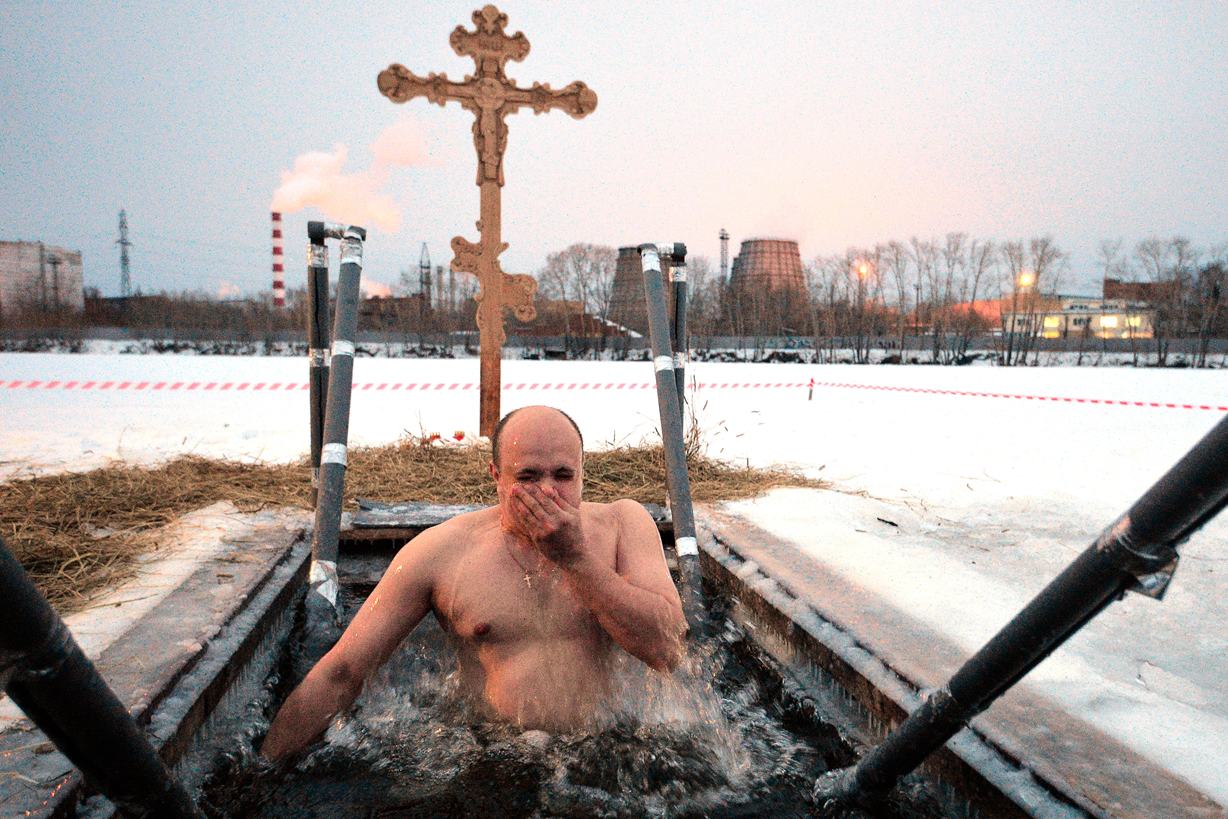 Мужчина во время крещенских купаний в Екатеринбурге