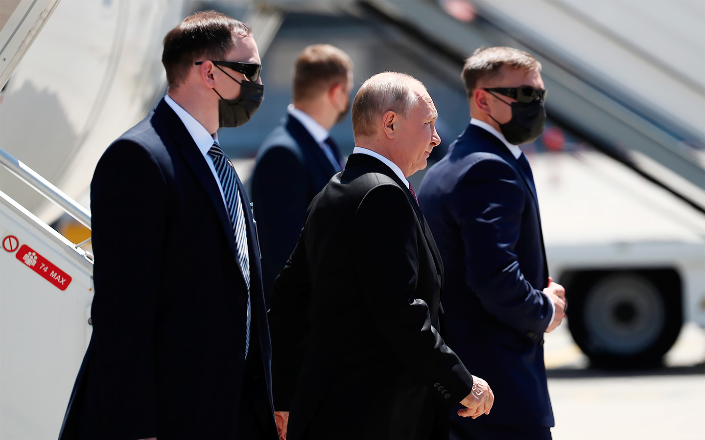Путин прибыл на встречу с Байденом на лимузине Aurus. Видео