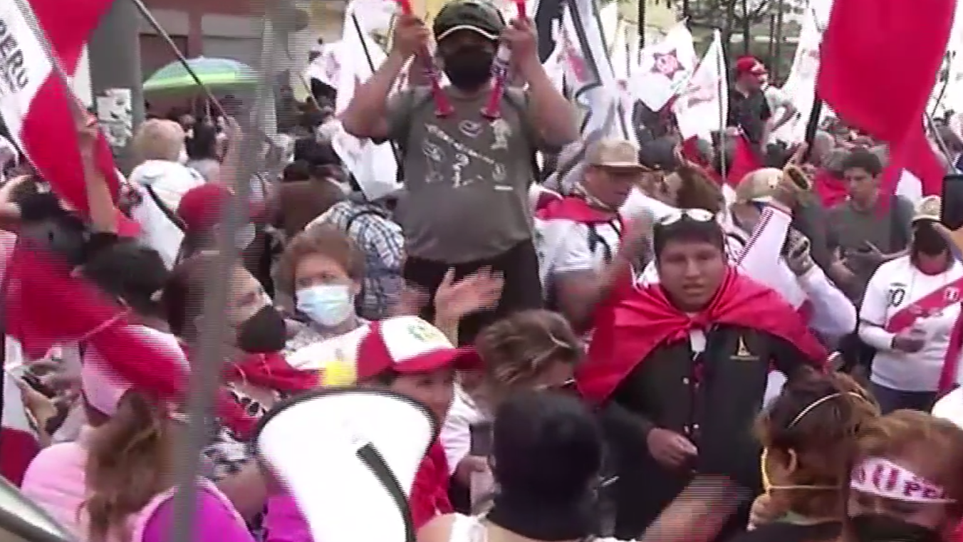 Как в Перу президент решил распустить парламент, но был задержан. Видео