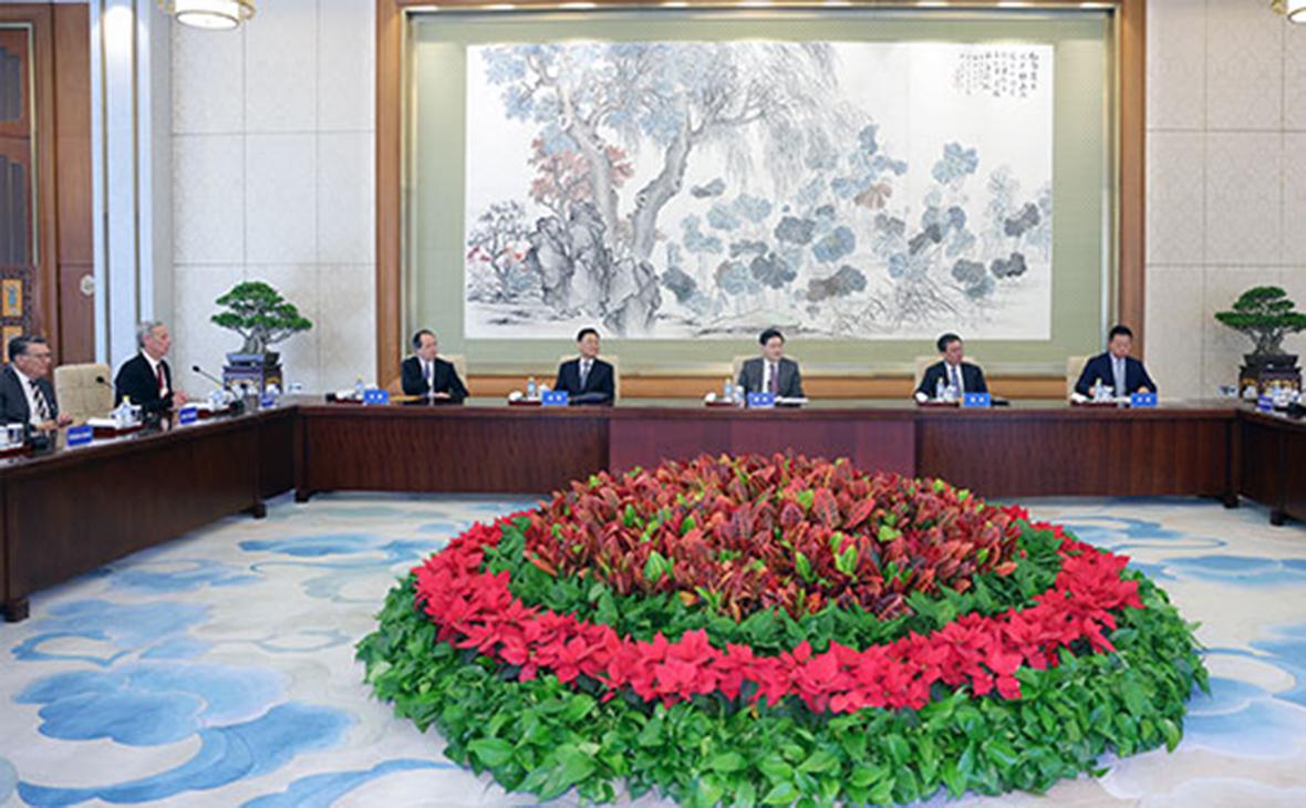 Цинь Ган (третий справа) на встрече с представителями американских деловых кругов