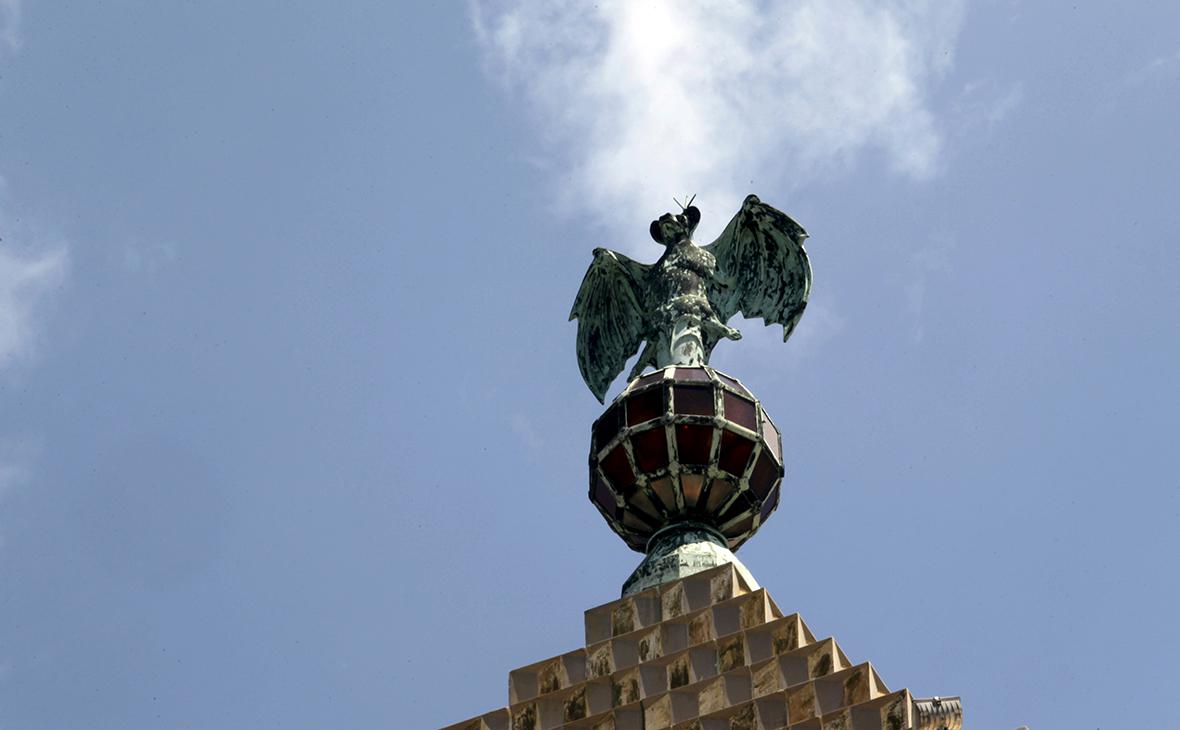 Летучая мышь, логотип Bacardi,&nbsp;на вершине здания в Гаване, которое раньше использовалось как штаб-квартира компании