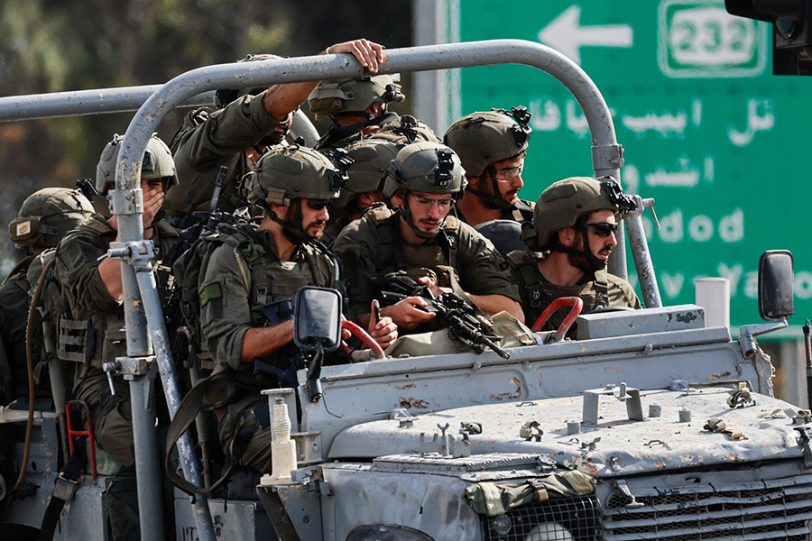 Израильские военные направляются на юг Израиля. Ynet пишет, что после проникновения боевиков ХАМАС на юг&nbsp;страны местные жители начали массово просить о помощи, некоторые из них заявили, армии на месте нет и им&nbsp;никто не помогает.