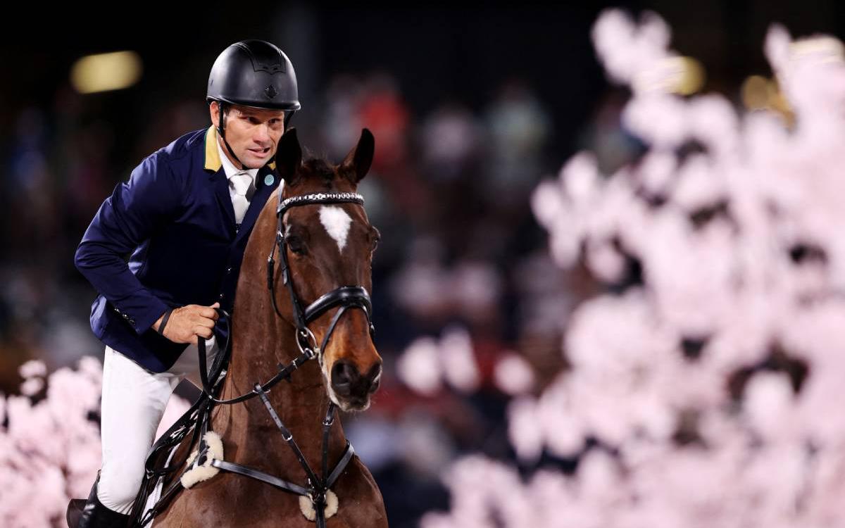 Призера Олимпиады по конному спорту отстранили за скачки в костюме Бората