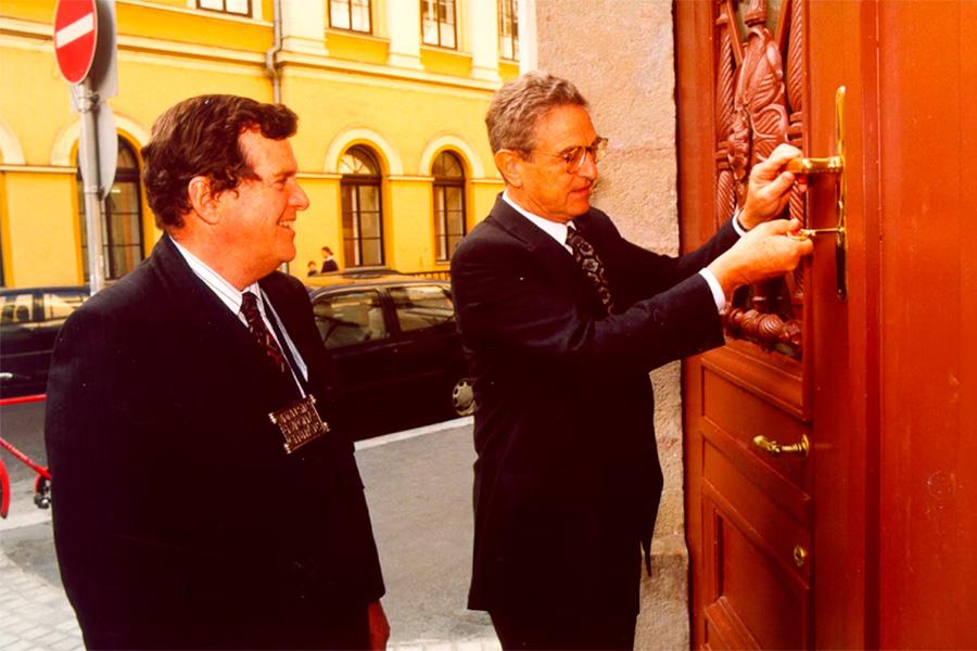 Джордж Сорос (справа) во время открытия нового кампуса Центрально-Европейского университета в Будапеште, 1995 год