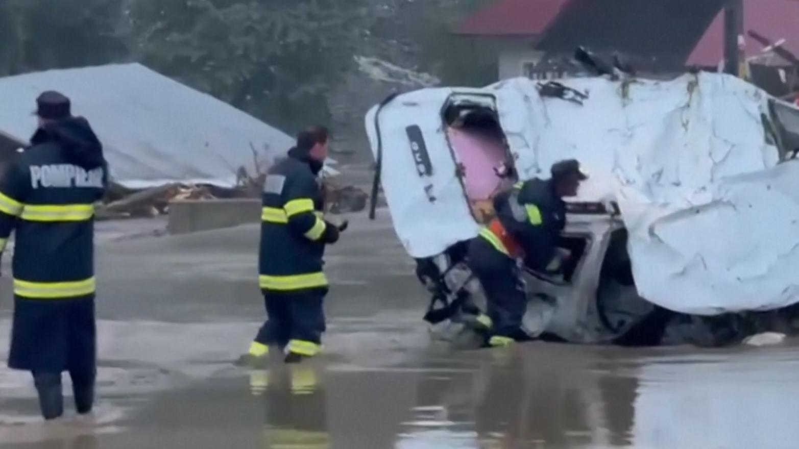 Дома уплыли, вместо улицы — река: кадры наводнения в Румынии