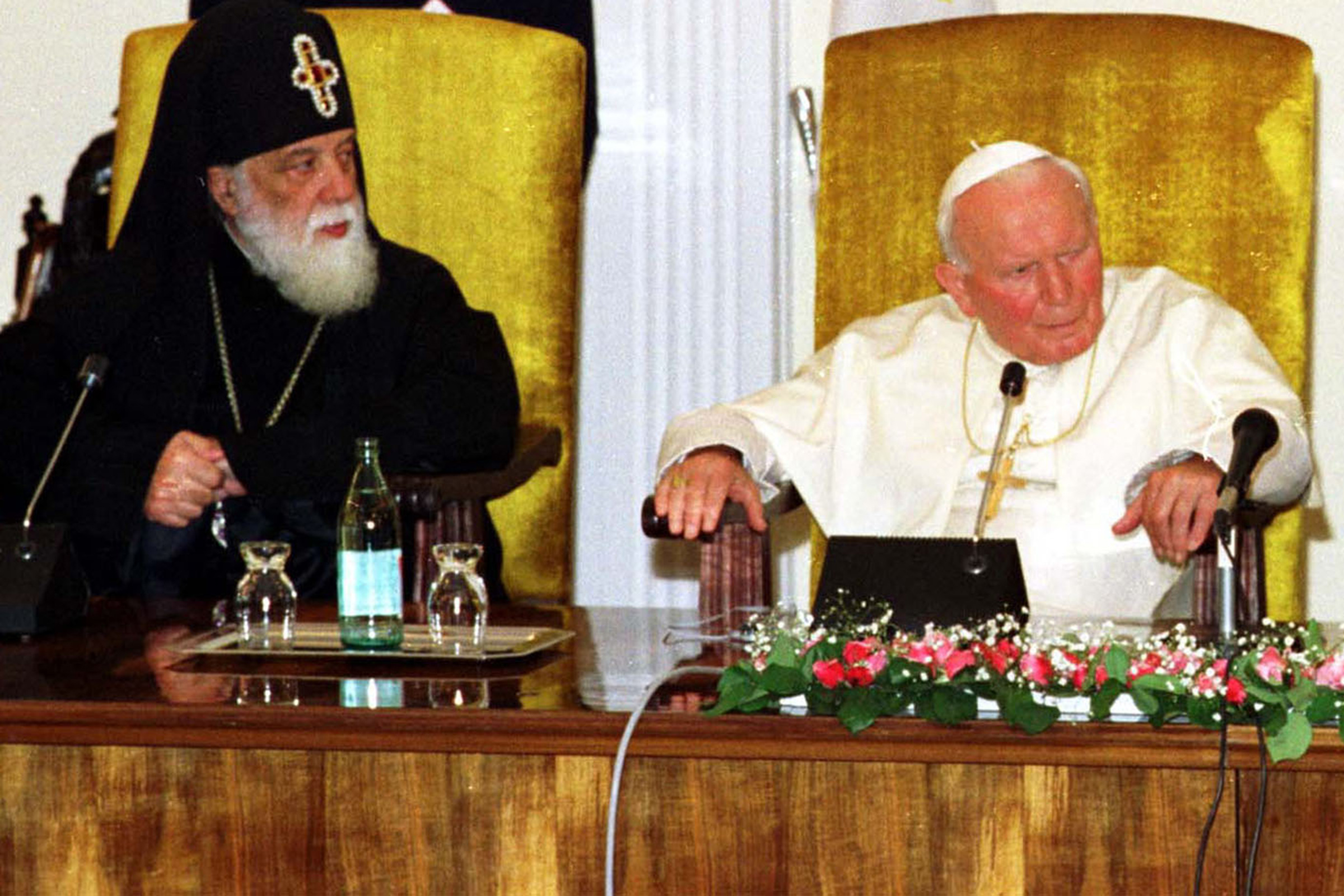 Илия II на встрече с Папой римским Иоанном Павлом II во время визита последнего в Грузию в 1999 году.