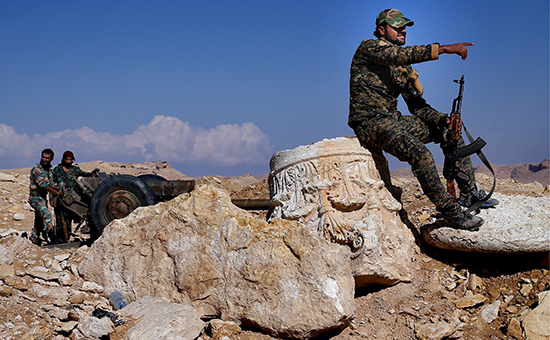 Сирийская армия на позициях у города Пальмира,&nbsp;2015 год





