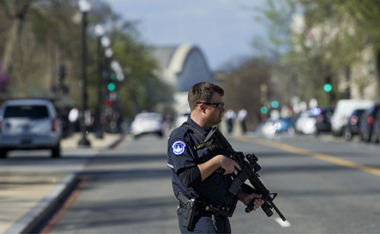 Сотрудник полиции рядом с Белым домом. Вашингтон, США


