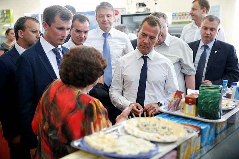 Август 2015 года. Дмитрий Медведев посетил выставку продовольственной продукции в&nbsp;Краснодаре, где&nbsp;ему подарили ​сувенирный набор из&nbsp;сыров с&nbsp;плесенью
