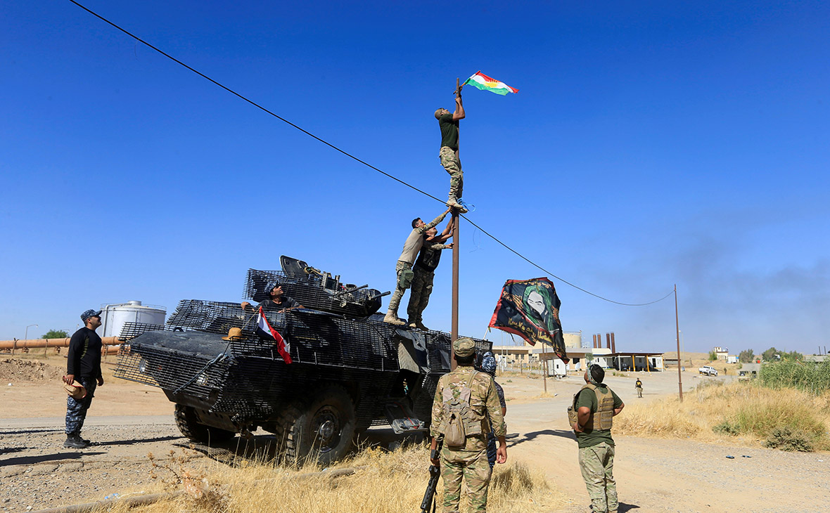 Иракские солдаты снимают курдский флаг