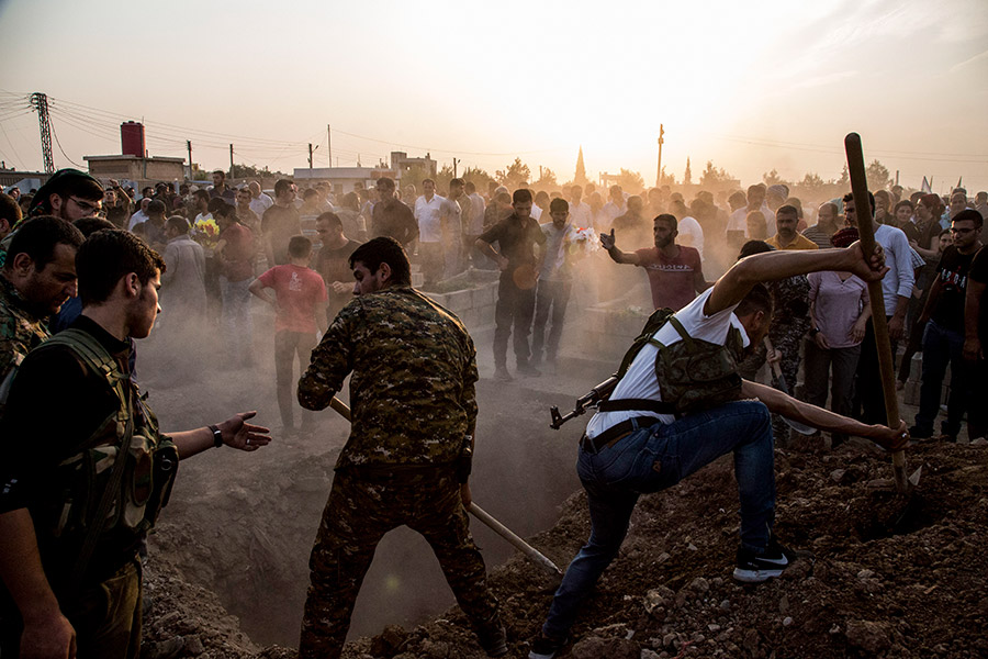 Сирийцы хоронят бойцов курдских «Сирийских демократических сил»
