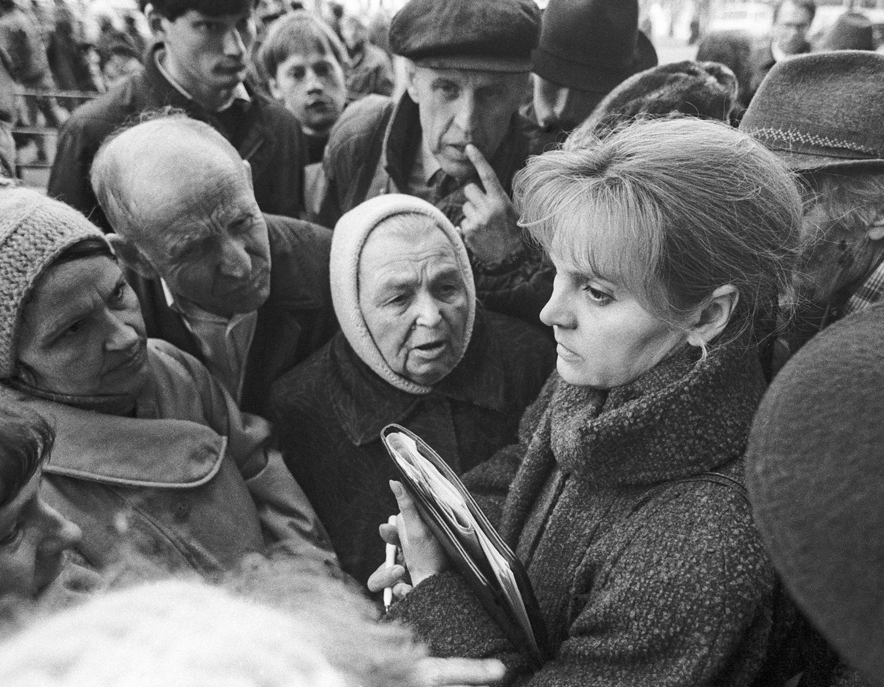 Министр социальной защиты Элла Памфилова на митинге инвалидов, 1993 год