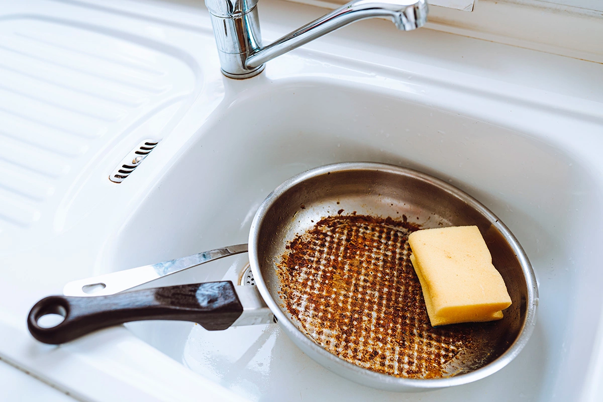 Таблетки активированного угля надо измельчить, добавить воды, чтобы превратить порошок в кашицу, которую затем нанести на загрязнения