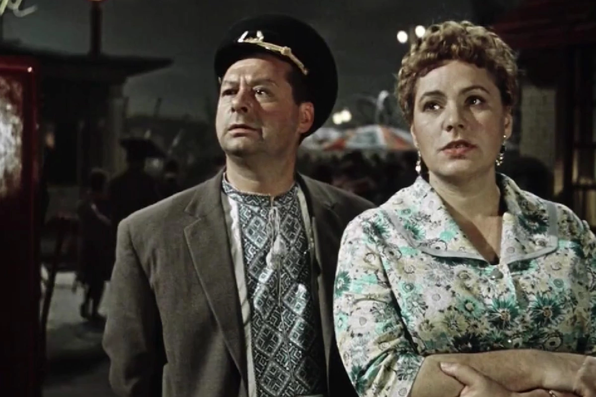 Андрей Сова в роли начальника АЗС Панаса Петровича и Нонна Копержинская в образе буфетчицы Рогнеды Карповны, кадр из фильма «Королева бензоколонки», 1962 год