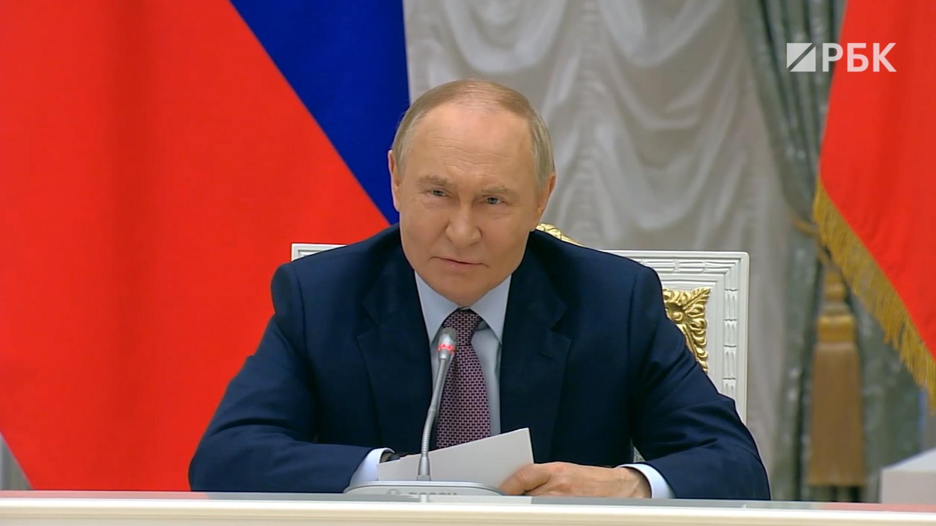 Путин пошутил о «проевшей ему плешь» Голиковой из-за поддержки семей