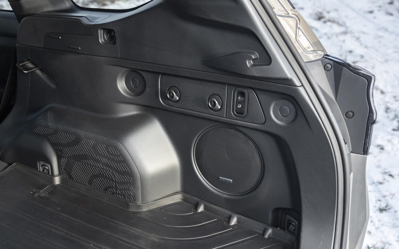 В топовом исполнении Subaru Forester укомплектован музыкой&nbsp;Harman/Kardon &mdash; с сабвуфером в &laquo;трюме&raquo;. Играет мощно и сочно