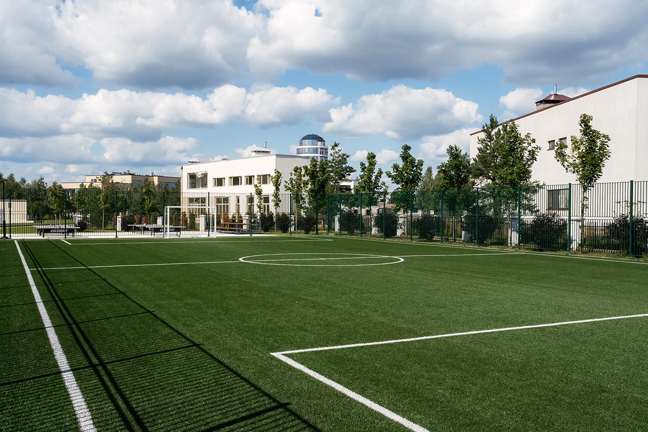 Футбольное поле в элитном поселке «березки River Village»