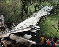 Расследование крушения самолета в Пакистане затрудняет мощный ливень