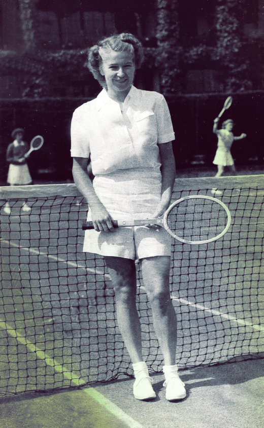 Полин Бетц, выигравшая турнир в 1946 году, стала одной из самых заметных звезд тенниса послевоенного времени. Ее выбор всегда был предельно практичен: мальчишеская кепка,&nbsp;футболка с коротким рукавом или поло,&nbsp;короткая юбка, но чаще &mdash;&nbsp;шорты.
