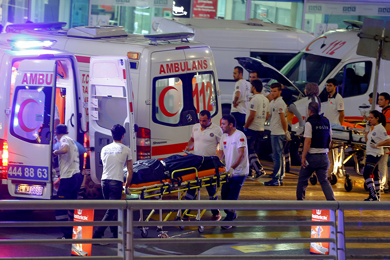 Теракт в&nbsp;аэропорту Стамбула, Турция

28 июня в&nbsp;аэропорту имени Ататюрка в&nbsp;Стамбуле около&nbsp;пунктов досмотра на&nbsp;входе в&nbsp;зону прилета пассажиров произошел теракт. В нападении участвовали три террориста-смертника, приехавших к&nbsp;аэропорту на&nbsp;такси. Нападавшие сначала открыли огонь из&nbsp;оружия, а&nbsp;затем подорвали себя. Погибли более 40 человек, пострадали более&nbsp;200. Позднее было установлено, что&nbsp;теракт устроили лица с&nbsp;гражданством России, Узбекистана и&nbsp;Киргизии, власти Турции связали атаку с&nbsp;деятельностью запрещенного в&nbsp;России &laquo;Исламского государства&raquo;.

Теракт в&nbsp;аэропорту Стамбула
&nbsp;

