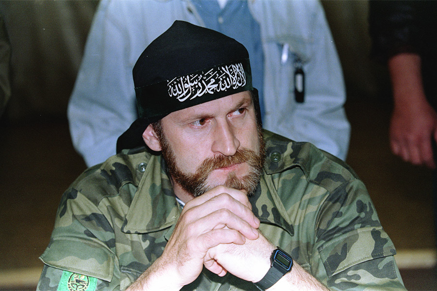 Ахмед Закаев

Во время первой чеченской войны входил в&nbsp;штаб одного из&nbsp;фронтов, в&nbsp;1995 году получил звание бригадного генерала. В 1997 году баллотировался на&nbsp;пост президента республики, в&nbsp;1998 году был назначен вице-премьером. В октябре 1999 года Масхадов поручил Закаеву командование бригадой, которая стала личным резервом президента Ичкерии. В 2001 году назначен спецпредставителем Масхадова на&nbsp;Западе.

В конце 2002 года был арестован в&nbsp;Лондоне по&nbsp;международному ордеру, выданному российской Генпрокуратурой, однако&nbsp;лондонский суд отказал российской стороне в&nbsp;экстрадиции Закаева и&nbsp;предоставил ему политическое убежище. В начале 2016 года с&nbsp;семьей Закаева встречался глава Чечни Рамзан Кадыров, который&nbsp;заявил, что&nbsp;у &laquo;Ахмеда нет причин сидеть в&nbsp;Лондоне&raquo;. &laquo;Ичкерия перестала существовать с&nbsp;момента проведения референдума. Народ сделал осознанный выбор. Этот выбор должны все уважать&raquo;,&nbsp;&mdash; отметил Кадыров.

На фото: Ахмед Закаев в&nbsp;2000 год​у
