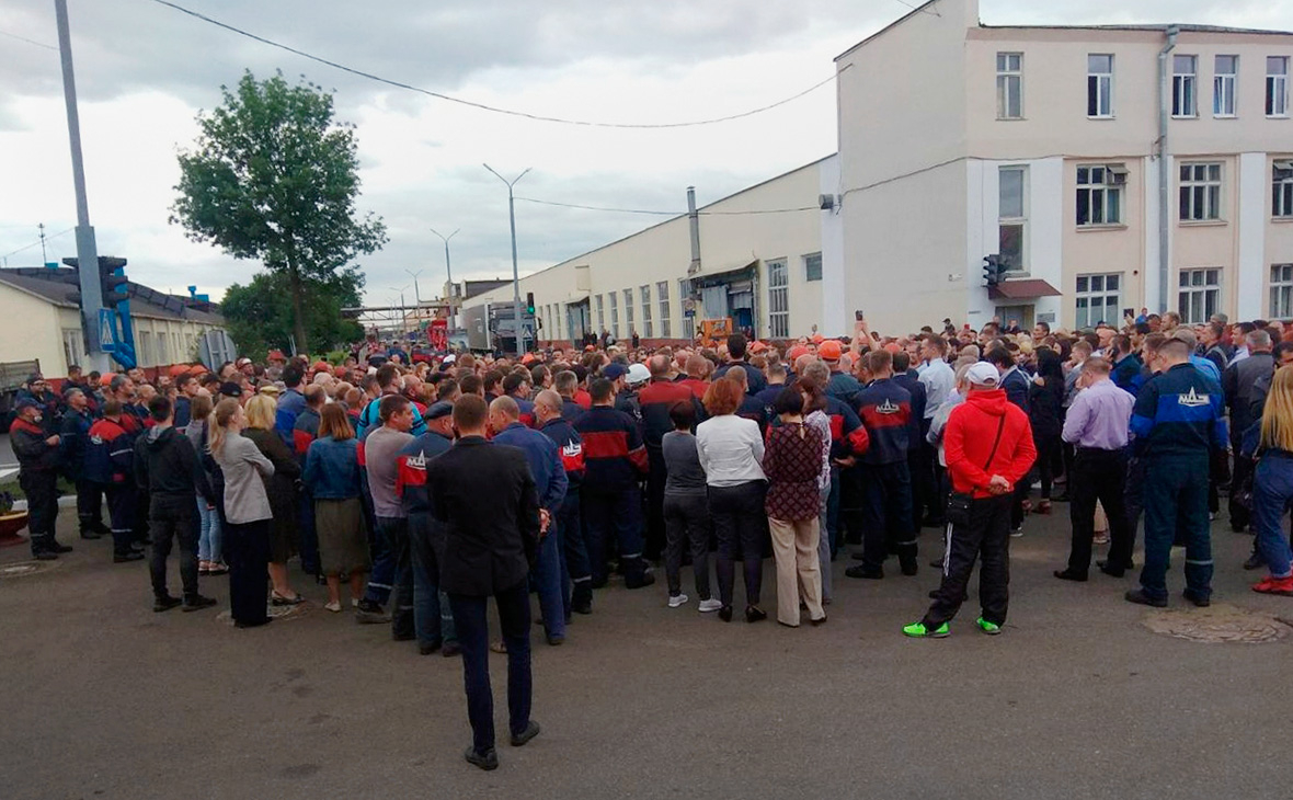 Работники Минского автомобильного завода (МАЗ) принимают участие в забастовке
