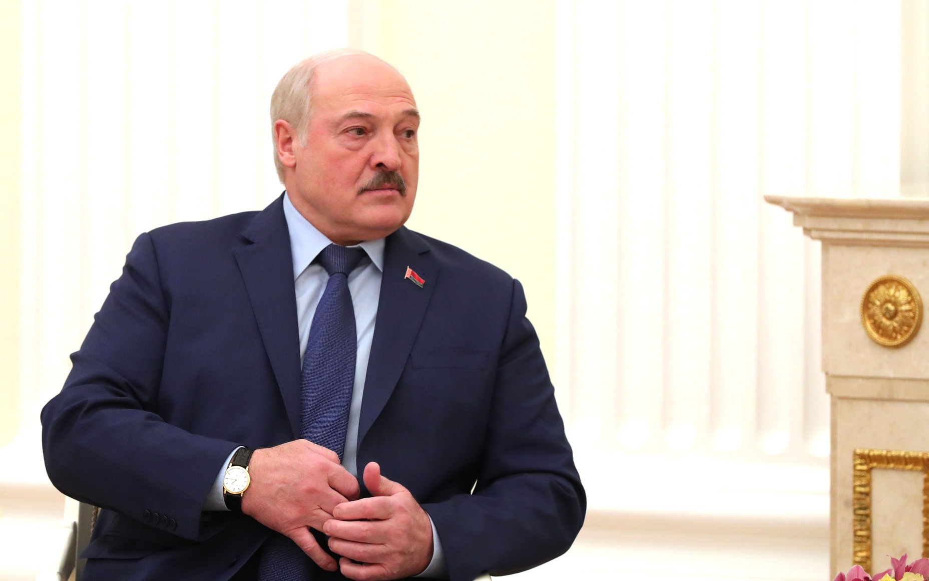 Лукашенко подарил владивостокскому клубу КХЛ джерси со своим автографом