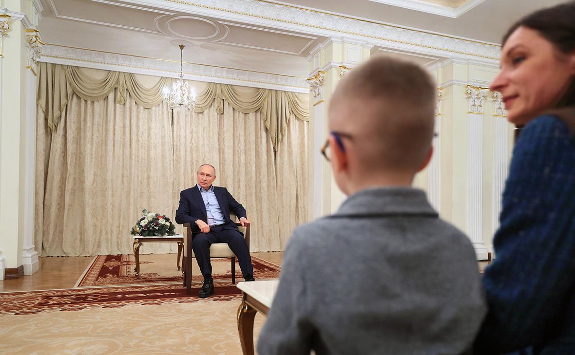 Владимир Путин во время встречи с членами семей военнослужащих, погибших в ходе проведения специальной военной операции, 6 января 2024 года