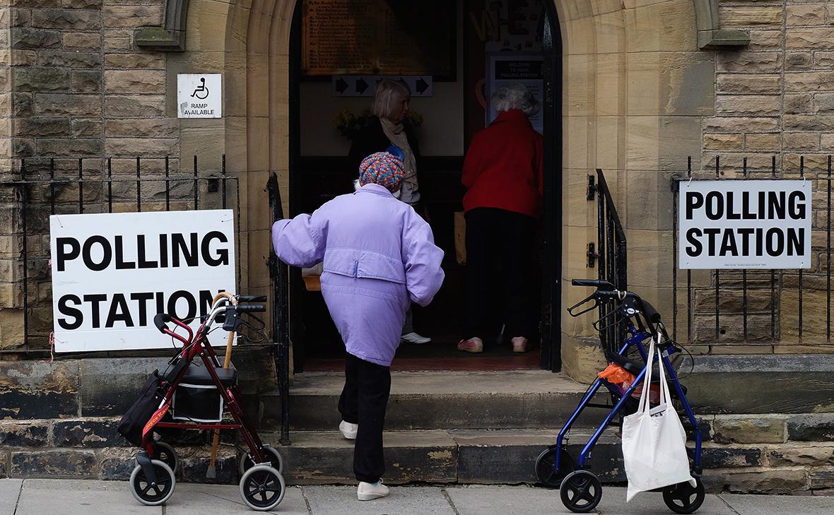 Правящие консерваторы утратили половину мест на выборах в Англии