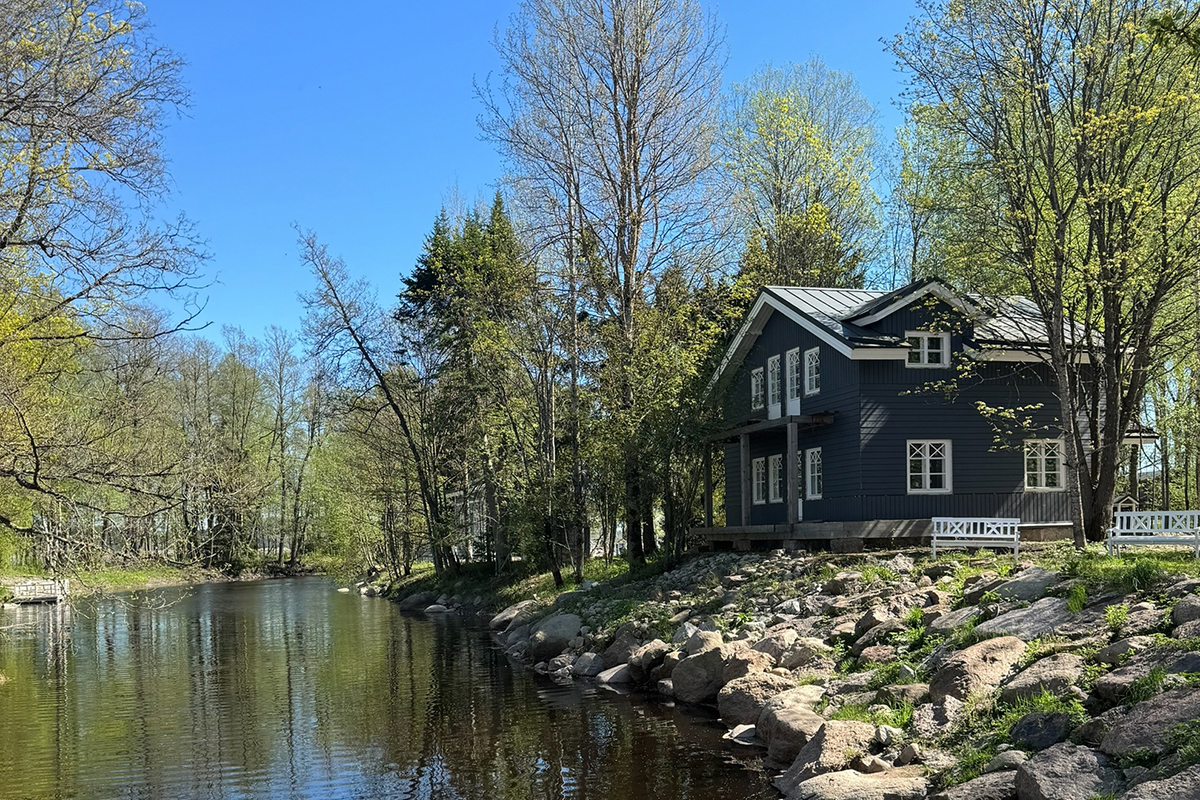 Владелец 200-летней усадьбы Киискиля в поселке Подберезье под Выборгом, российский хирург-эндокринолог Слепцов запустил виноградарский проект у Финского залива