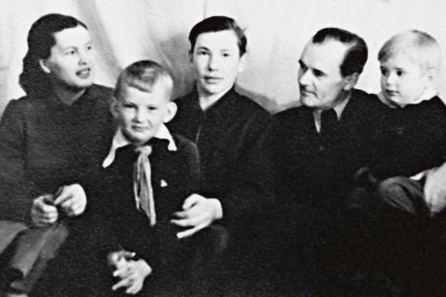 Александр Абдулов (справа) с мамой Людмилой, братьями Володей, Робертом и отцом Гавриилом, 1956 год