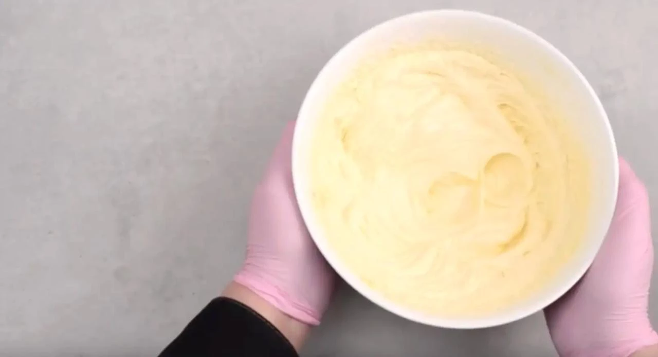 Взбейте масло и сгущенное молоко