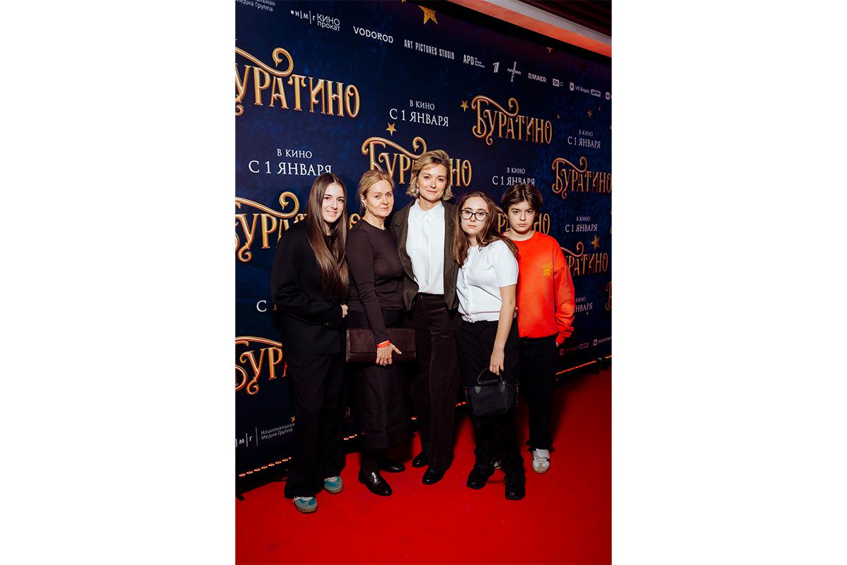 Анна и Надежда Михалковы с детьми