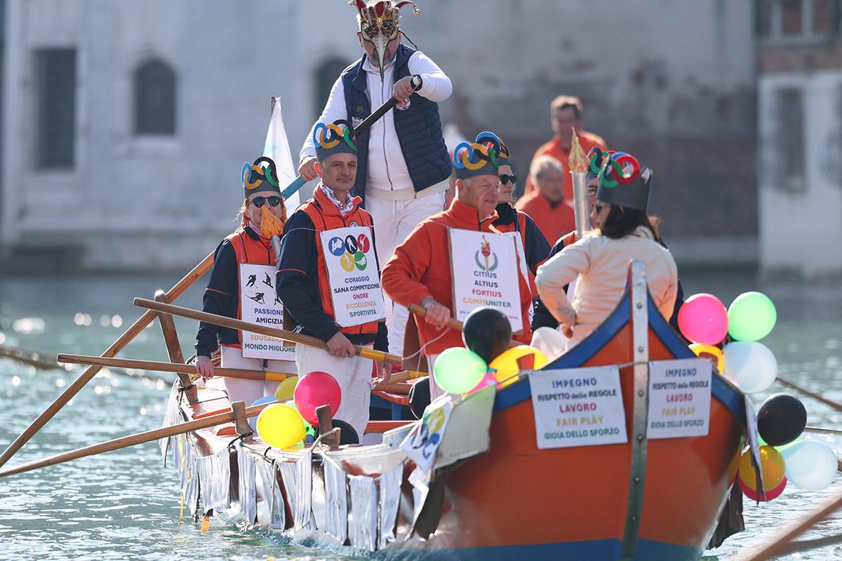 Участники водного парада Венецианского карнавала, 01 февраля 2026 года