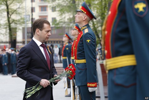 Возложение венка к могиле Неизвестного солдата у стен Кремля