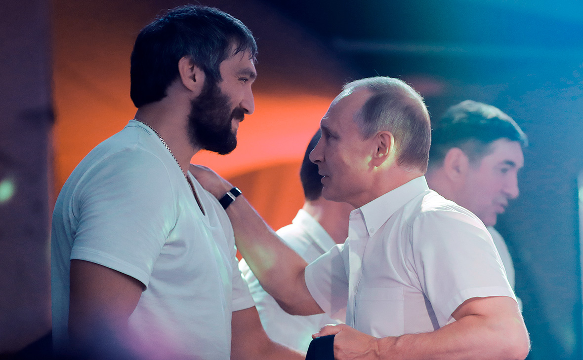 Александр Овечкин (слева) и Владимир Путин