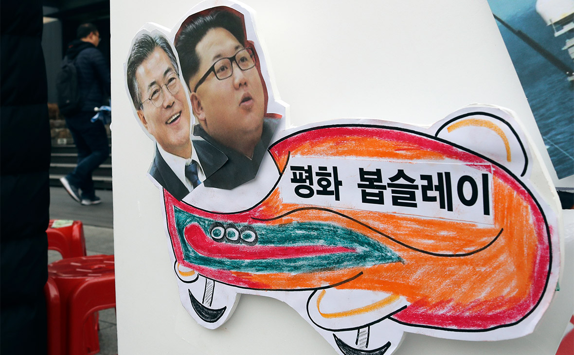 Фотографии президента Южной Кореи Мун Джэина и лидера Северной Кореи Ким Чен Ына
