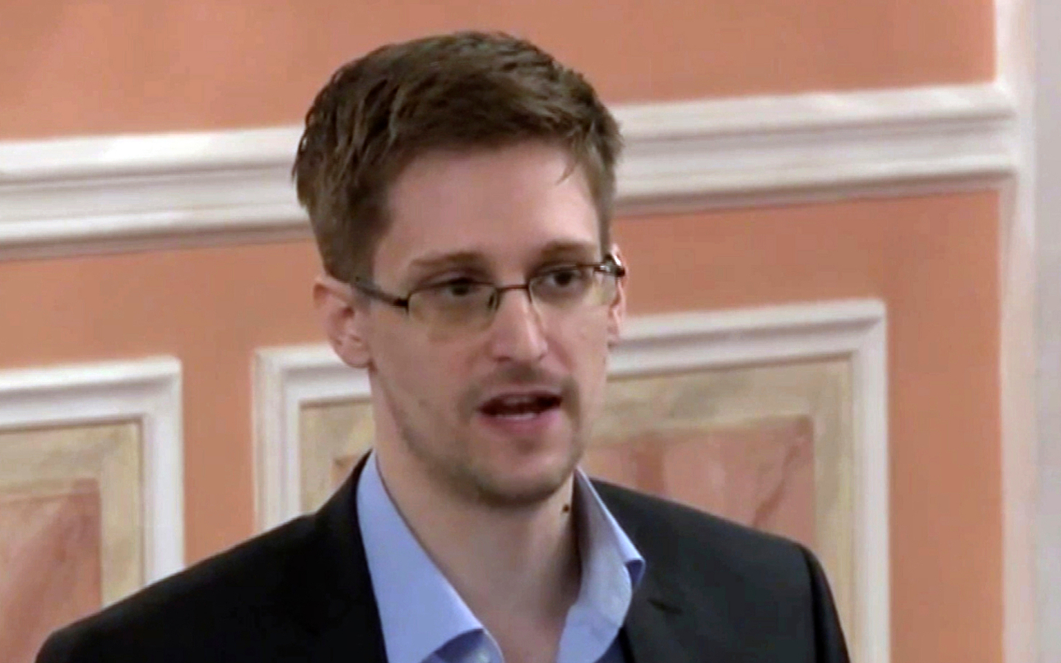 Власти США потребовали в суде отдать все доходы от выхода книги Сноудена
