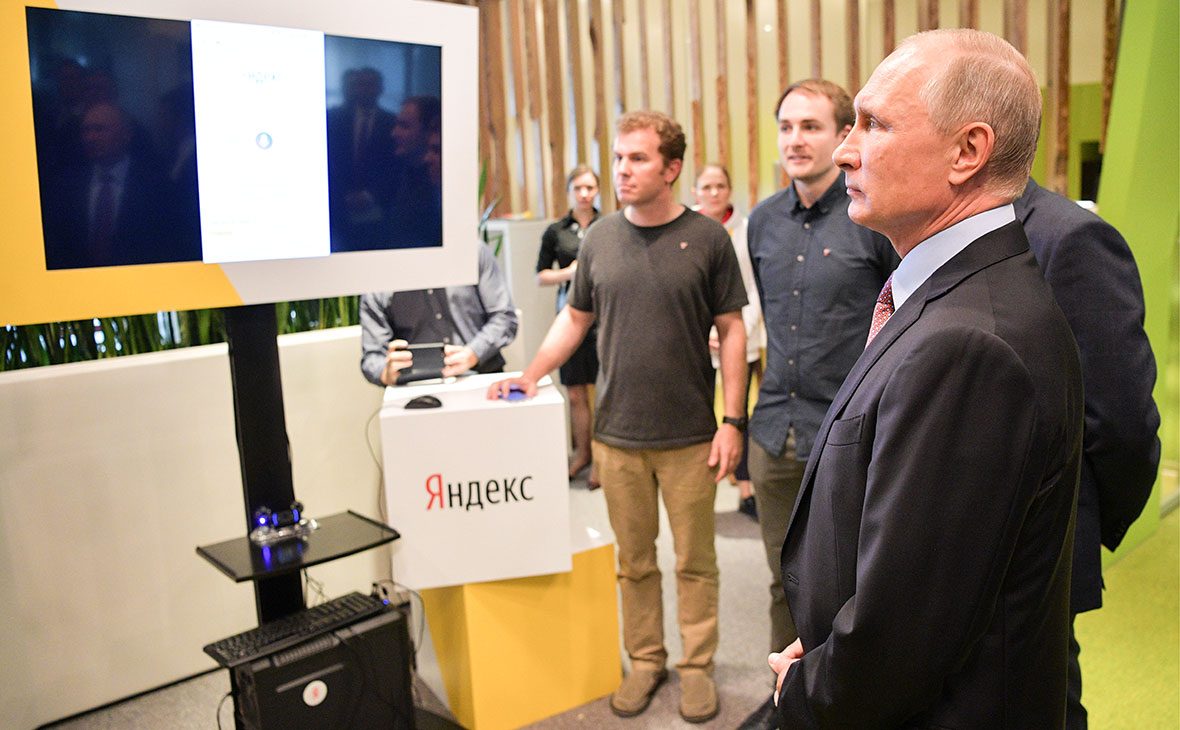 Владимир Путин (справа) во время посещения главного офиса компании &laquo;Яндекс&raquo;