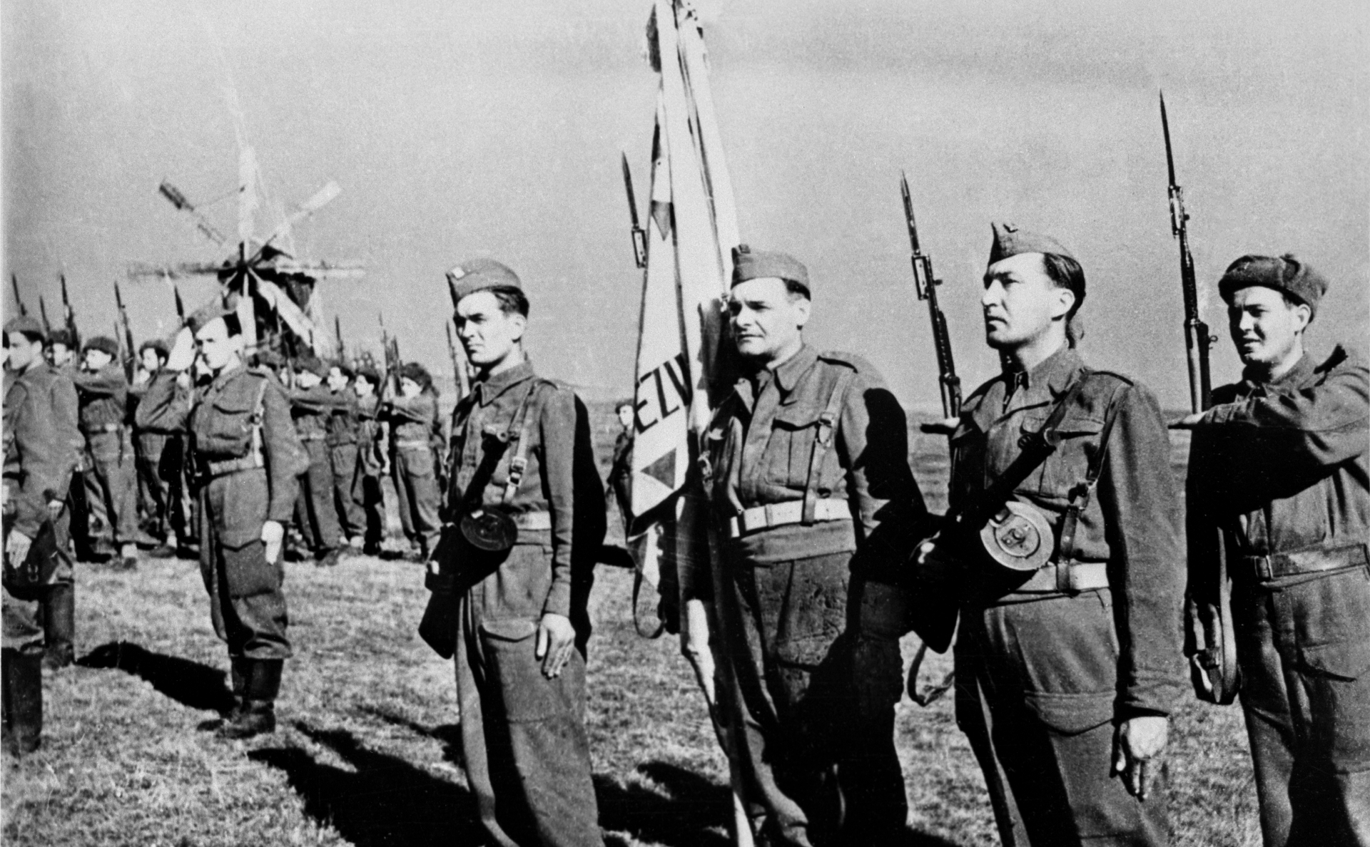 Бойцы 1-го Чехословацкого армейского корпуса слушают указ о награждении