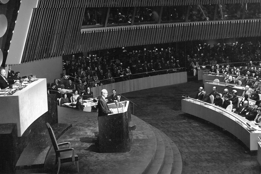 Заседание Генассамблеи ООН, Нью-Йорк, США. 8 декабря 1953 года

&laquo;Я чувствую себя вынужденным говорить сейчас на языке, который до некоторой степени для меня нов,&nbsp;&mdash; на языке, к которому я, проведший всю мою жизнь на военной службе, предпочел&nbsp;бы никогда не прибегать. Этот новый язык&nbsp;&mdash; язык атомной войны&raquo;