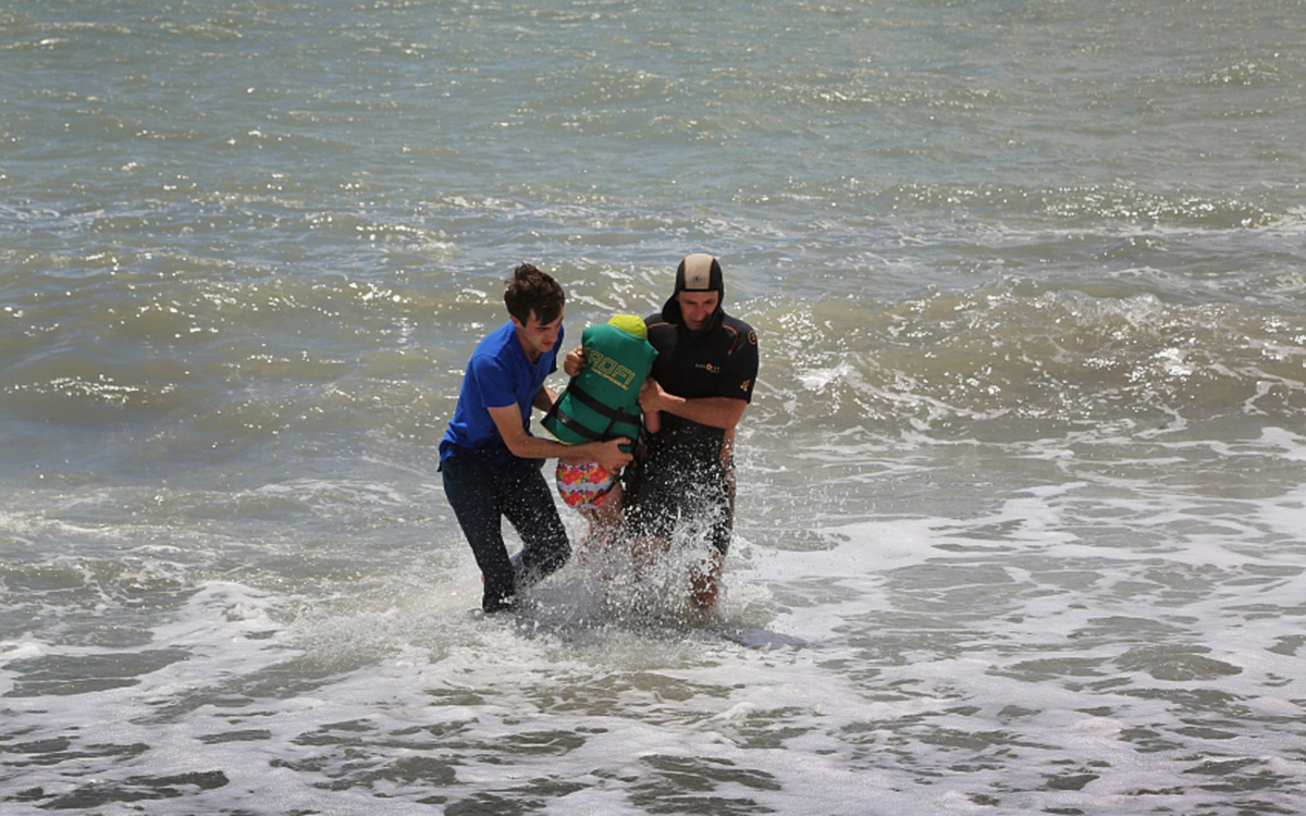 В Гагре россиянку с тремя детьми унесло в море во время купания в шторм