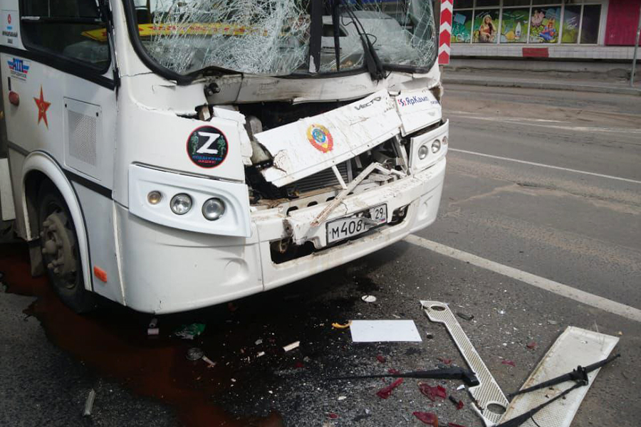 В ДТП с автобусом и грузовиком в Северодвинске пострадали 16 человек