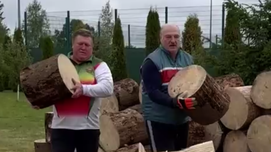 Лукашенко наколол дров и пообещал не дать Европе замерзнуть