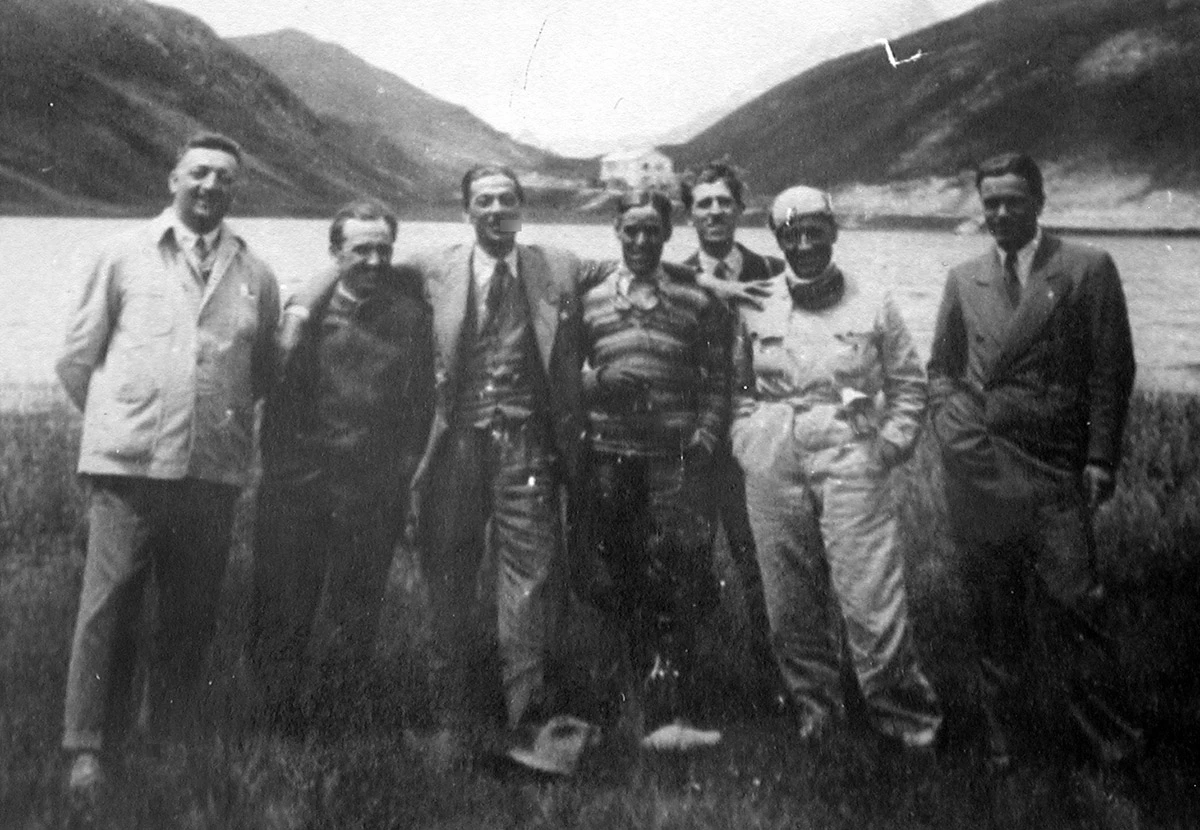 <p>Энцо Феррари (слева) с гоночной командой Alfa Romeo. 1933 год</p>
