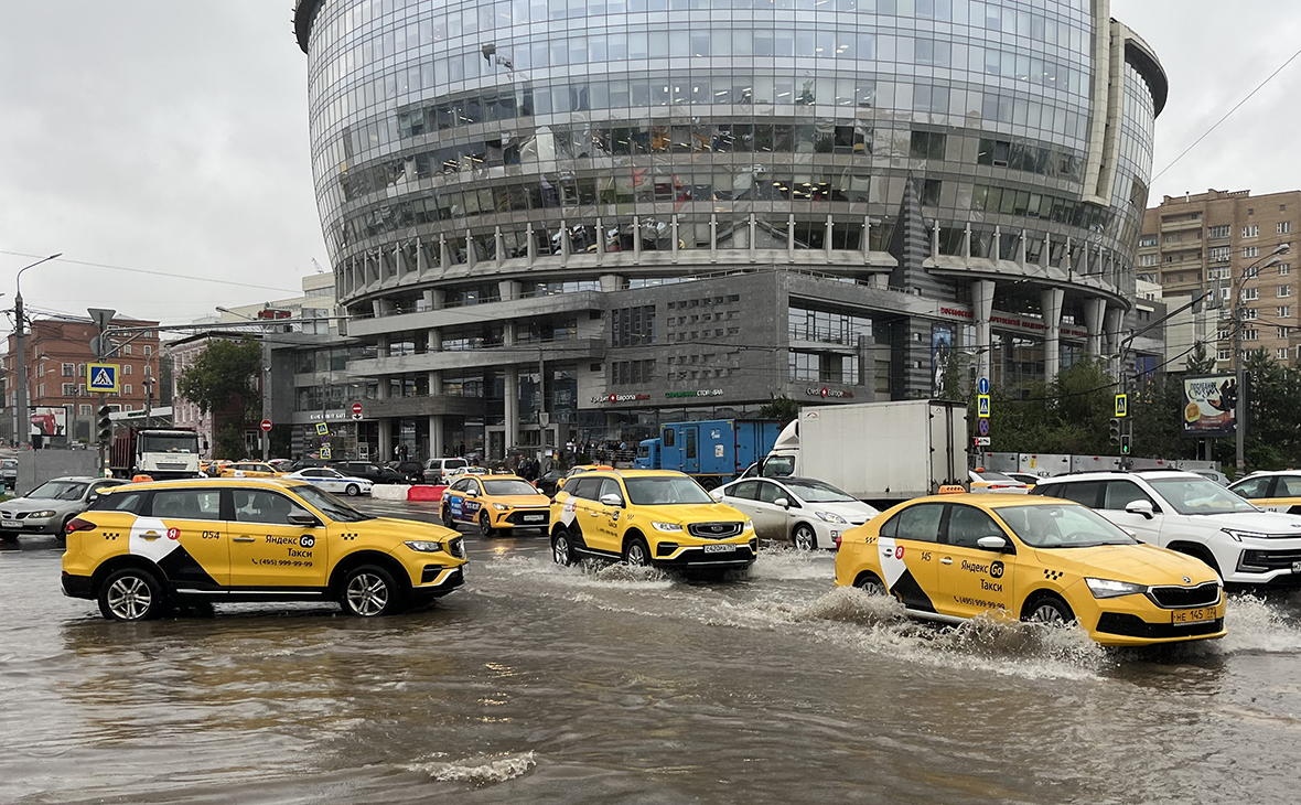 На улице Дурова&nbsp;в центре столицы.

Рекордное с 1879 года для 21 июля количество осадков выпало в Москве, сообщила ведущий специалист портала &laquo;Метеоновости&raquo; Татьяна Позднякова. Рекорд для 21 июля составлял 39,5 мм и принадлежал 2000 году, уточнила она. Об окончательном количестве&nbsp;осадков в Москве и области информация будет после 21:00, отметила синоптик.