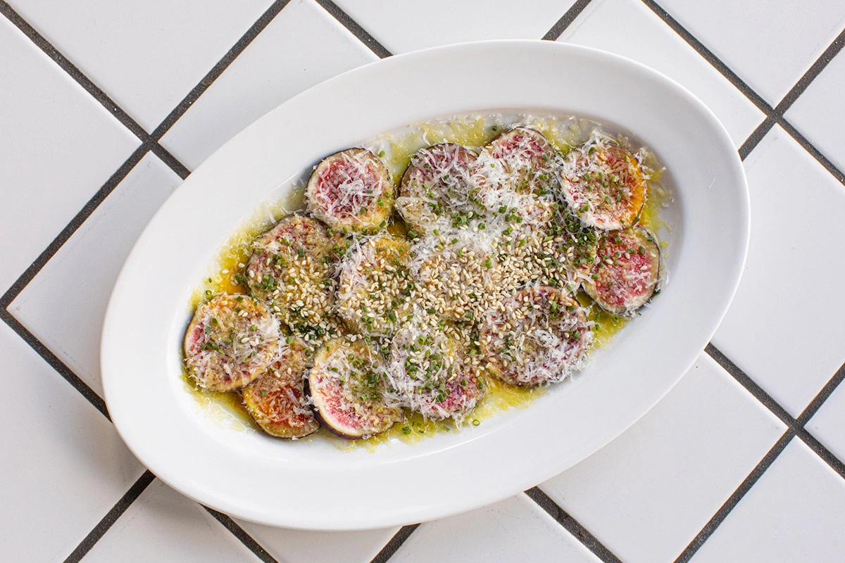 Карпаччо из инжира с пармезаном и амбой