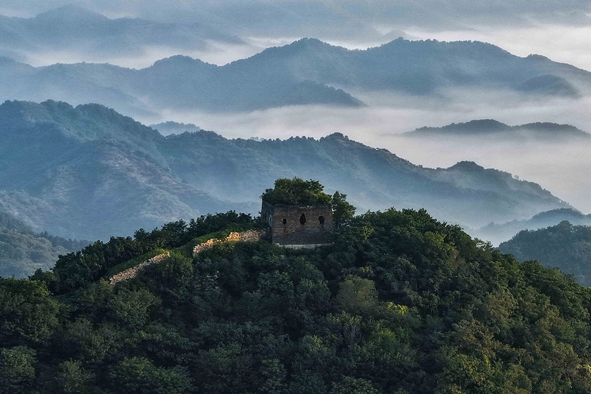 Среди туристов Китай известен Великой Китайской стеной — крупнейшим оборонительным сооружением в мире, протянувшимся более чем на 20 тыс. км