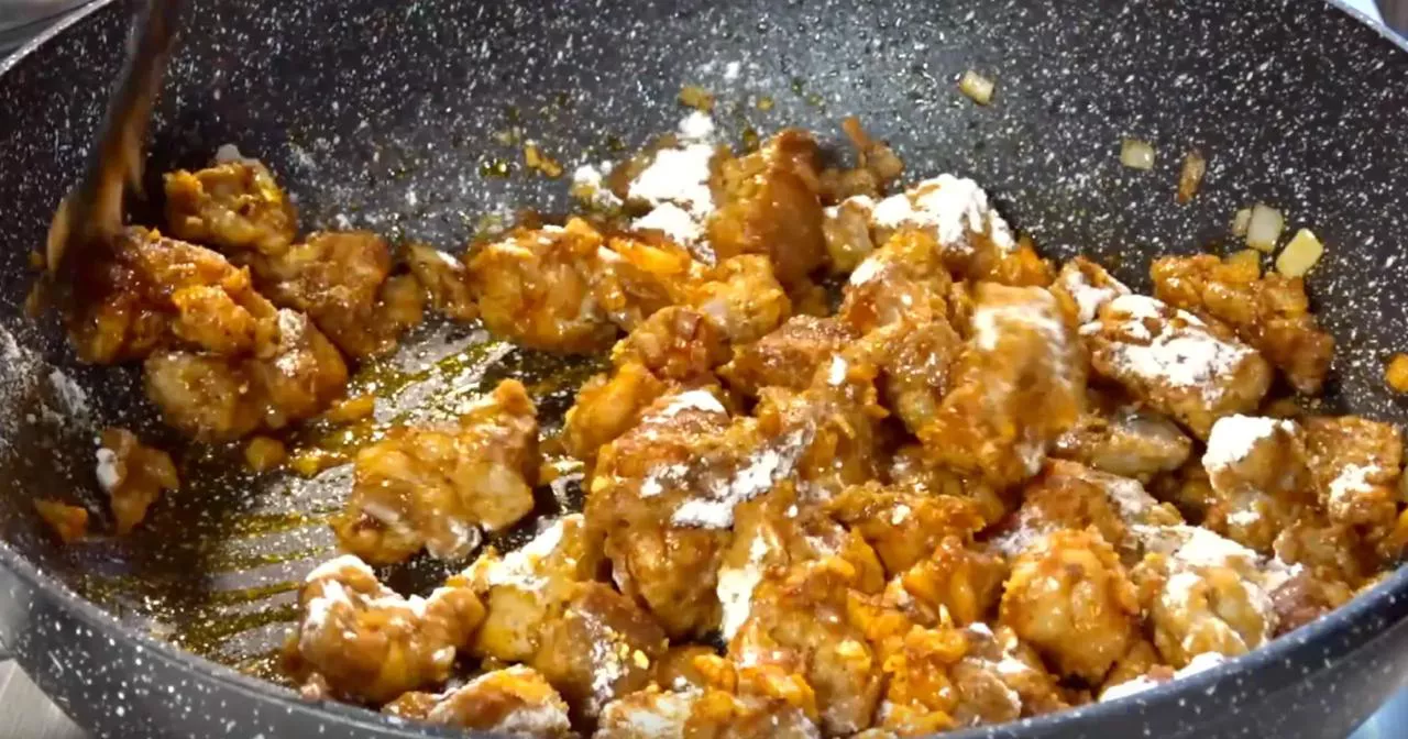 Всыпьте на сковороду муку